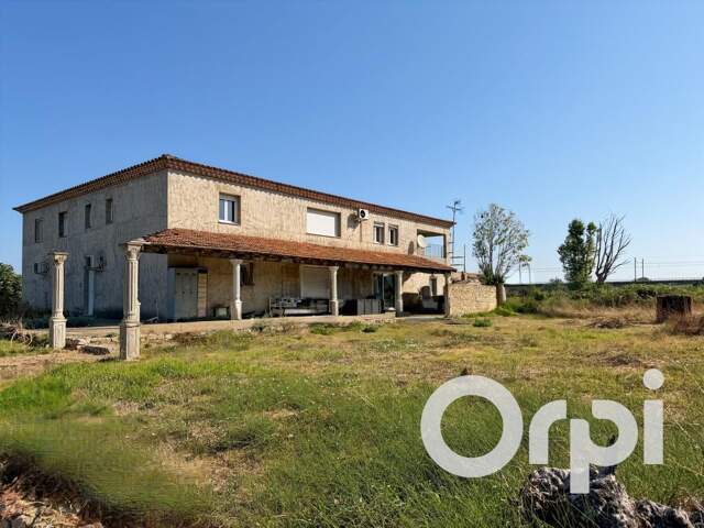 ARLES – Propriété sur plus d'un hectare de terrain — photo du bien