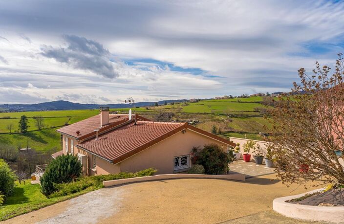 Villa d'exception à Saint-Martin-La-Plaine, vue imprenable sur le Pilat et coucher de soleil garanti — photo 5