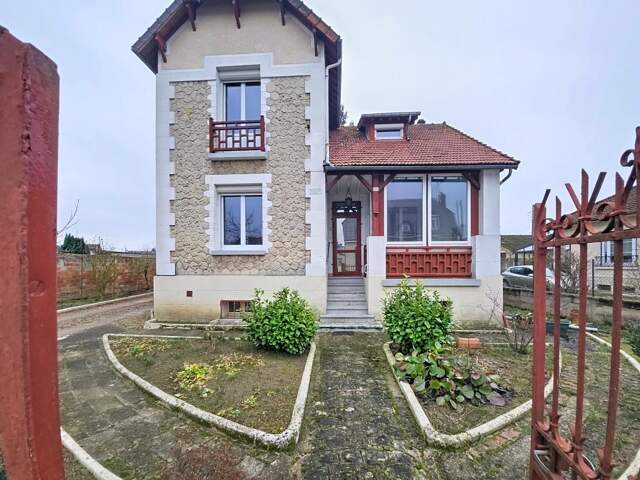 Belle Maison bourgeoise dans bourg tous commerces et gare ! — photo du bien