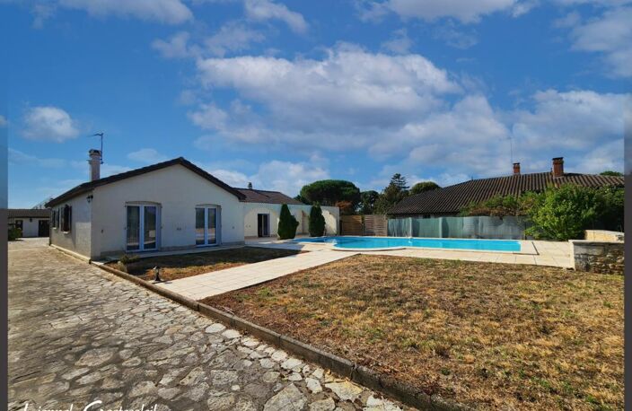 Maison à vendre de plain pied 3 chambres double garage et piscine sur la commune de  PINEUILH (33) — photo 2