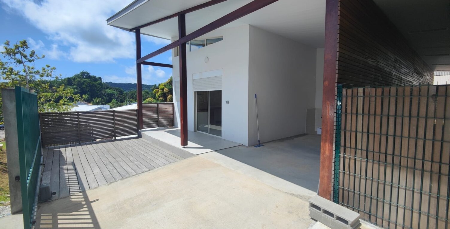 Maison à louer 4 pièces CAYENNE (973) — photo 1