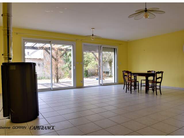 Maison à vendre 5 pièces  (17) Plain pied, trois chambres, terrain clos, panneaux photovoltaïques, Abris de jardin et abris à vélos — photo du bien
