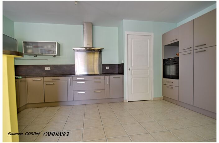 Maison à vendre 5 pièces  (17) Plain pied, trois chambres, terrain clos, panneaux photovoltaïques, Abris de jardin et abris à vélos — photo 3