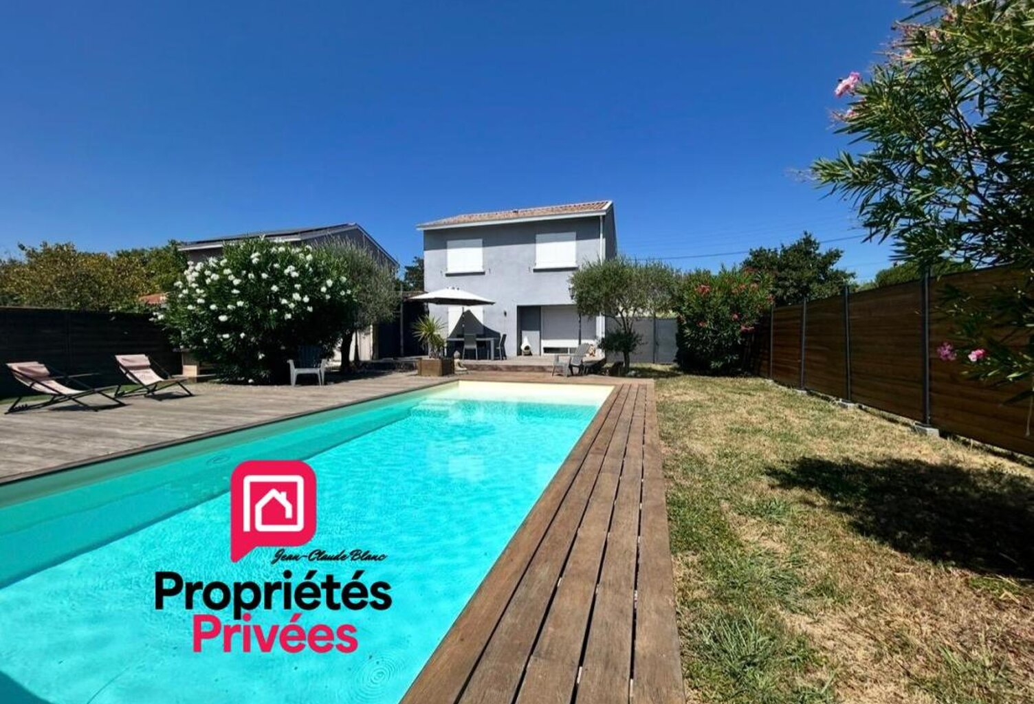 Ambès - Maison de 82 m2 habitables sur un terrain clos d'environ 596 m2- Piscine chauffée- Terrasse en bois exotique 100 m² -Pool house-Patio cosy-Garage-Stationnement extérieur - Boulodrome - Espace Barbecue — photo 1