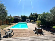 Ambès - Maison de 82 m2 habitables sur un terrain clos d'environ 596 m2- Piscine chauffée- Terrasse en bois exotique 100 m² -Pool house-Patio cosy-Garage-Stationnement extérieur - Boulodrome - Espace Barbecue — photo 2