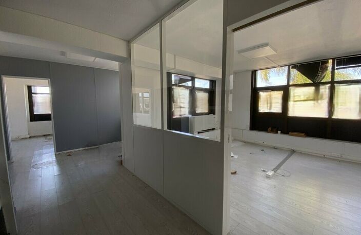 LOCAUX COMMERCIAUX — photo 3