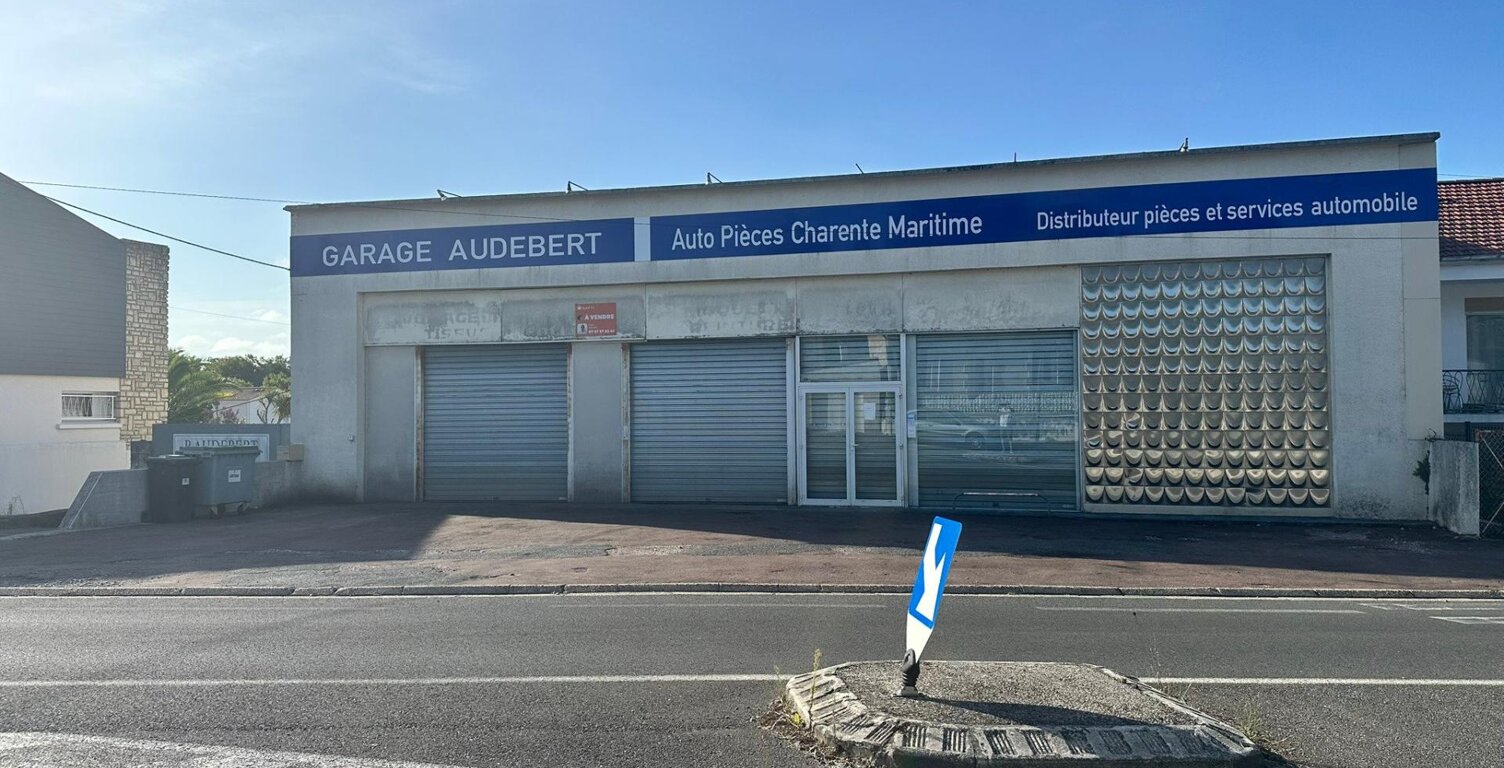Batîment à usage commercial sur un axe central — photo 1
