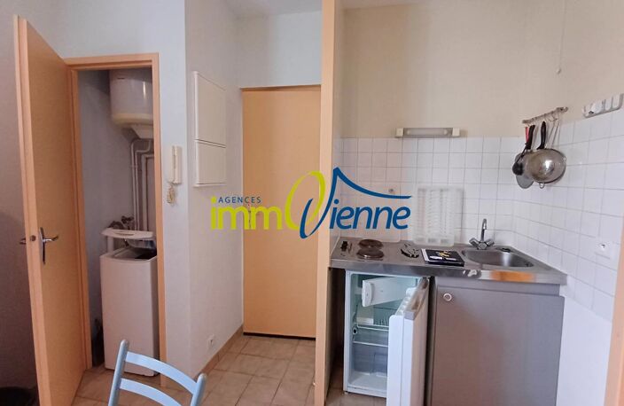 Studio meublé Lussac Les Chateaux 1 pièce(s) 22 m2 — photo 2