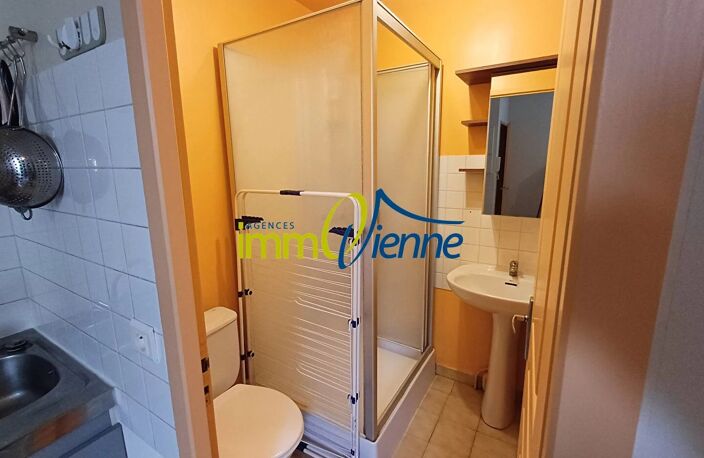 Studio meublé Lussac Les Chateaux 1 pièce(s) 22 m2 — photo 4