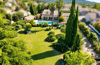 Propriété rare: composée de deux maisons au cœur d'un splendide jardin paysagé — photo du bien