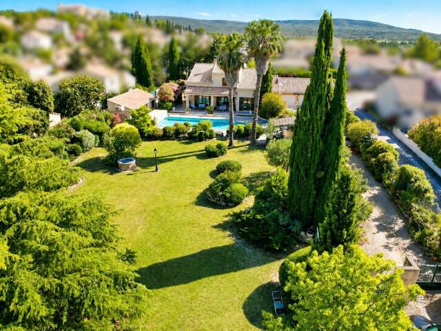 Propriété rare: composée de deux maisons au cœur d'un splendide jardin paysagé — photo du bien