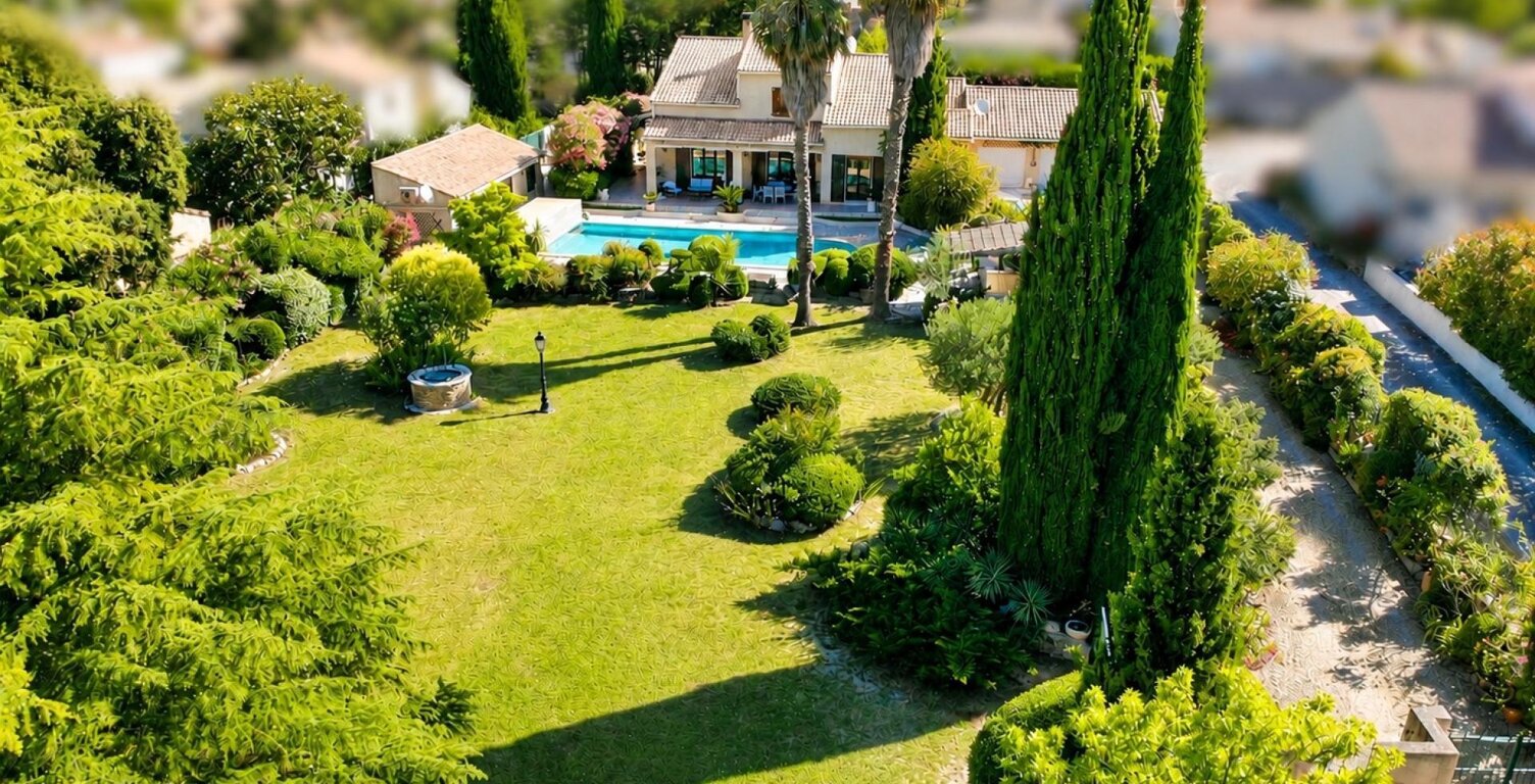 Propriété rare: composée de deux maisons au cœur d'un splendide jardin paysagé — photo 1