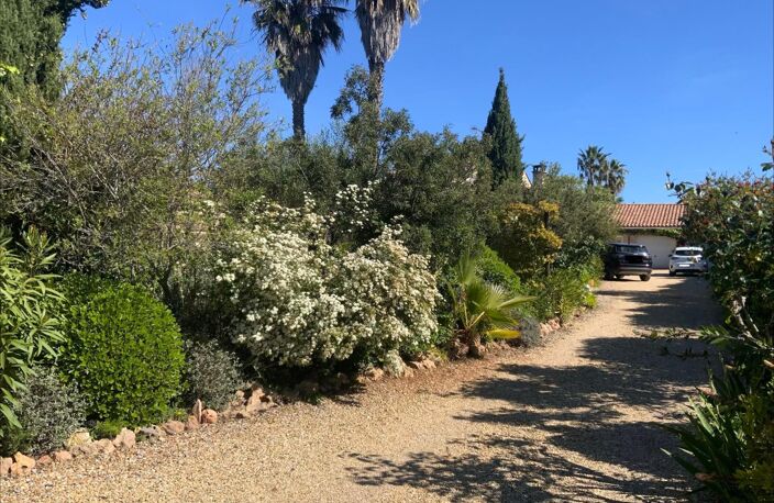 Propriété rare: composée de deux maisons au cœur d'un splendide jardin paysagé — photo 4