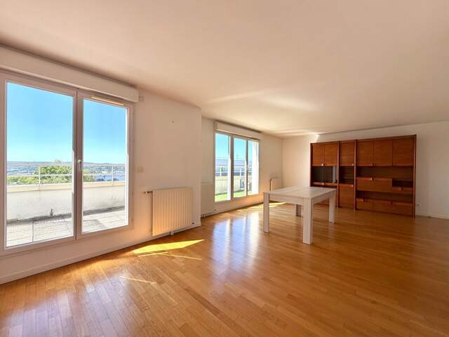 Appartement 5 pièces avec balcon, parking et cave — photo du bien