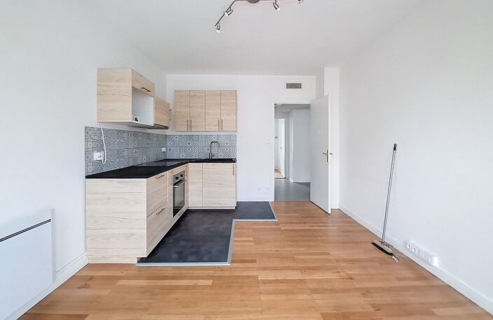 DPT (38) A LOUER - T2 bis rénové - 51m2  - Rue du Commandant — photo 3