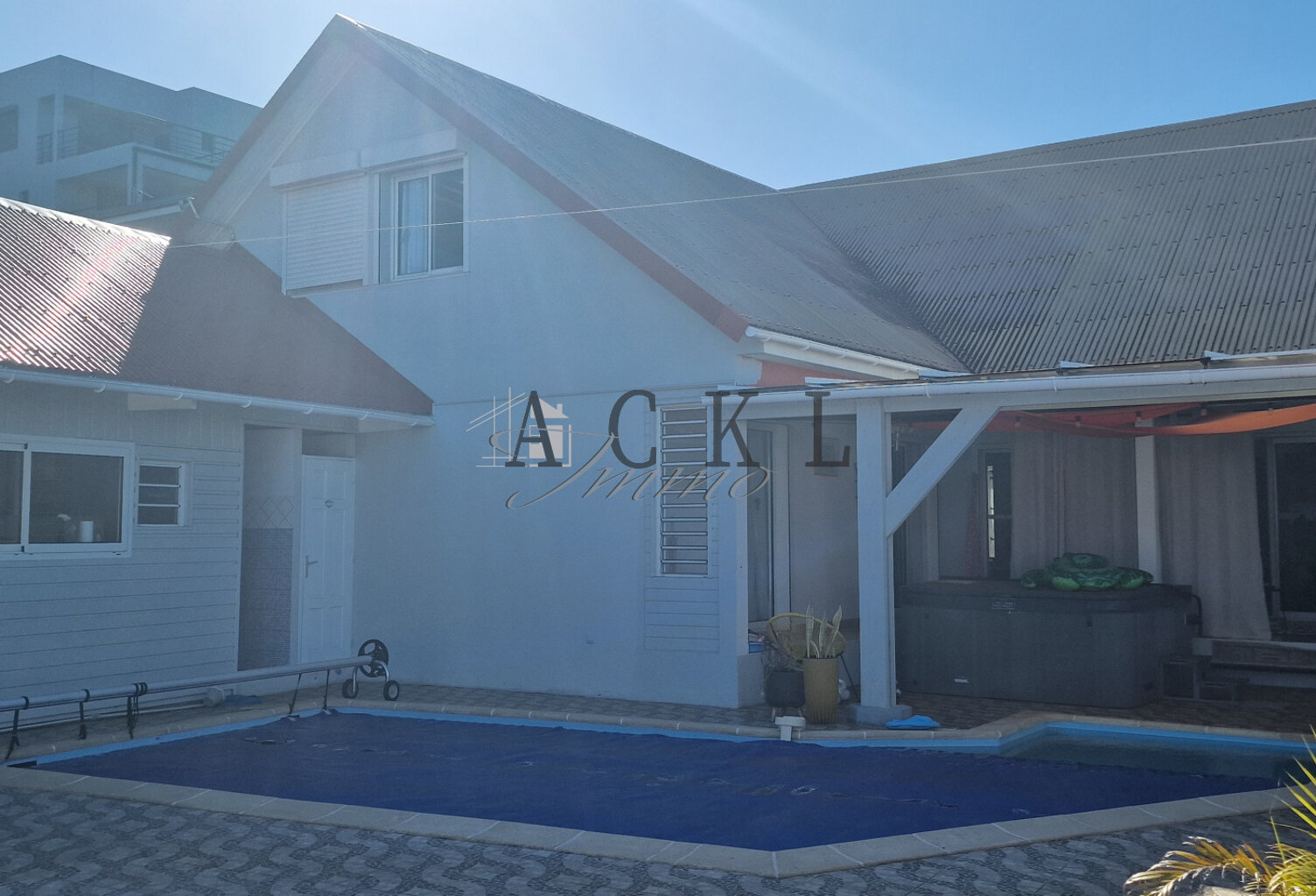 VILLA F7 de standing + 2 dépendances A vendre à PETITE-ILE d — photo 1