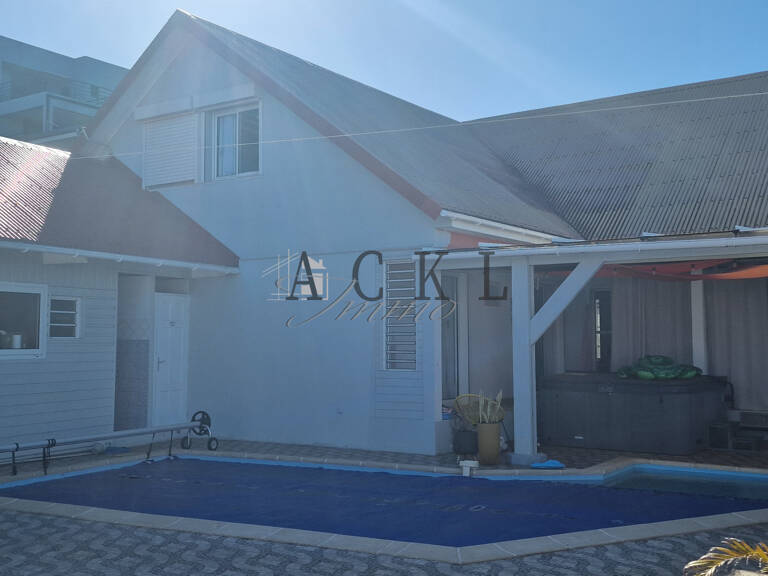 VILLA F7 de standing + 2 dépendances A vendre à PETITE-ILE d — photo 1