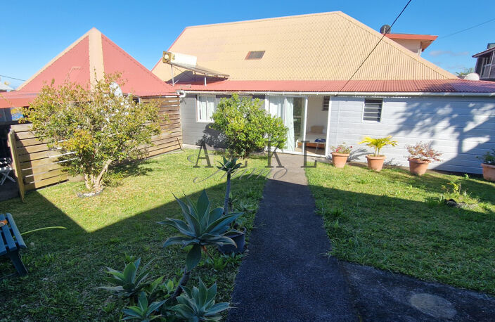 VILLA F7 de standing + 2 dépendances A vendre à PETITE-ILE d — photo 3