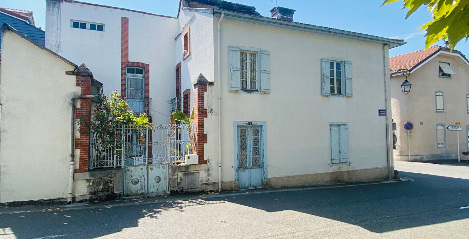 Maison de ville T5 de 151 m² - A rénover - Tournay — photo 1