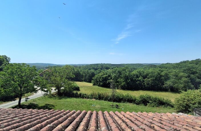 Superbe maison en pierre, rénovée, prestations de qualité, très belle vue et double garage. Dans un petit village à 5 minutes des commerces et services. — photo 2