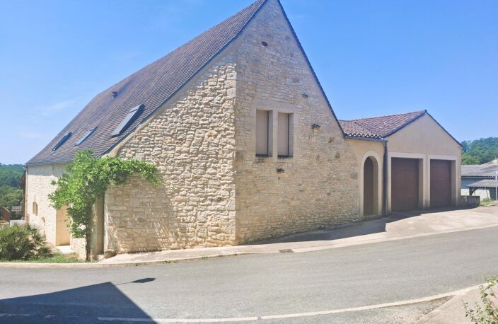 Superbe maison en pierre, rénovée, prestations de qualité, très belle vue et double garage. Dans un petit village à 5 minutes des commerces et services. — photo 3