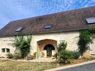 Superbe maison en pierre, rénovée, prestations de qualité, très belle vue et double garage. Dans un petit village à 5 minutes des commerces et services. — photo 2
