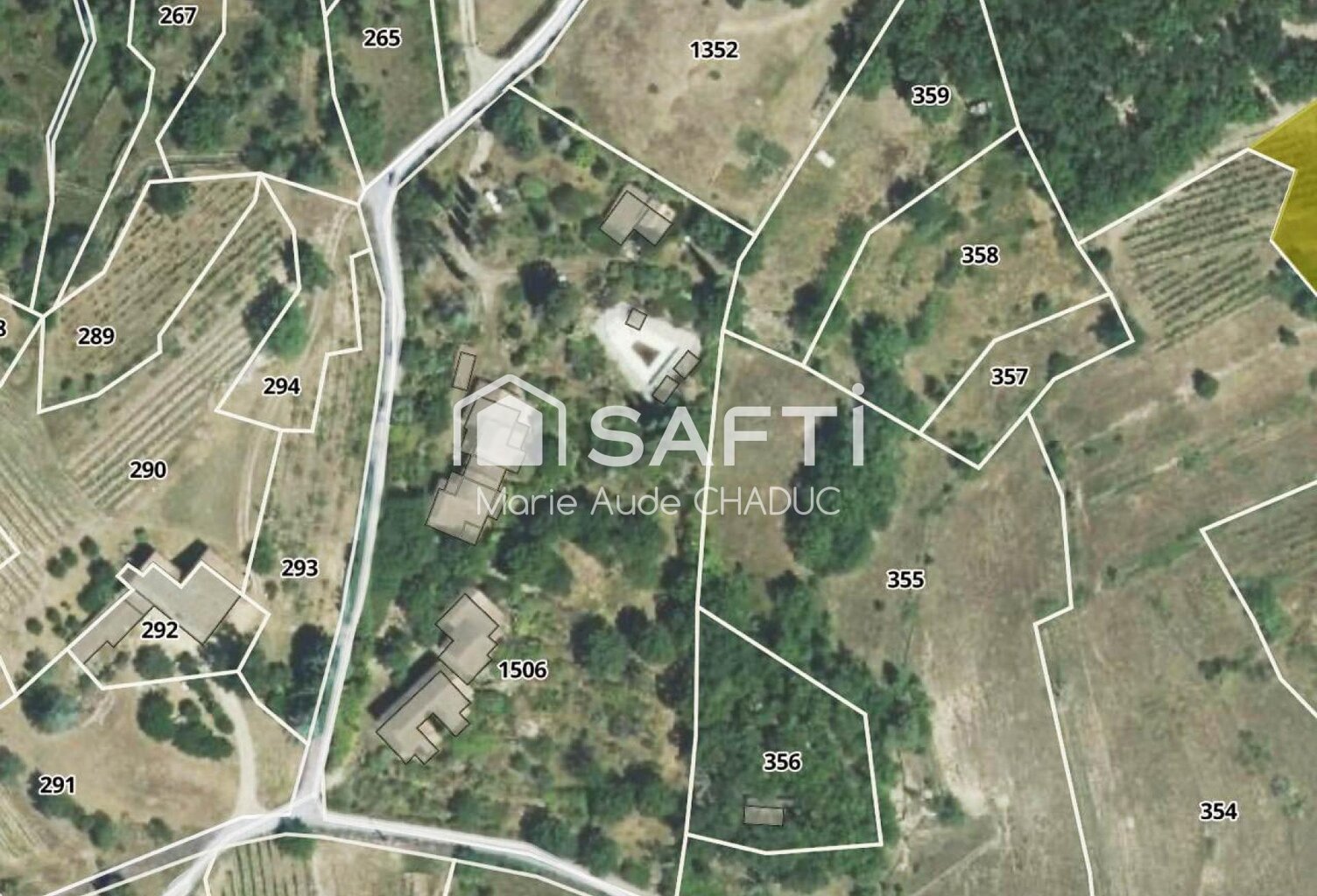 8 gîtes, Mazet, Atelier, Grange, d'environ 696 m2 sur terrain de 2 h — photo 1