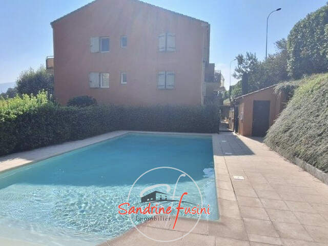 idéalement situé, bel appartement dans une residence avec pi — photo du bien