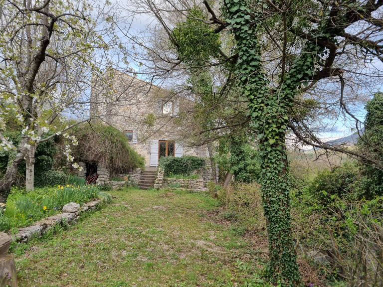 Propriété avec terrain — photo 1