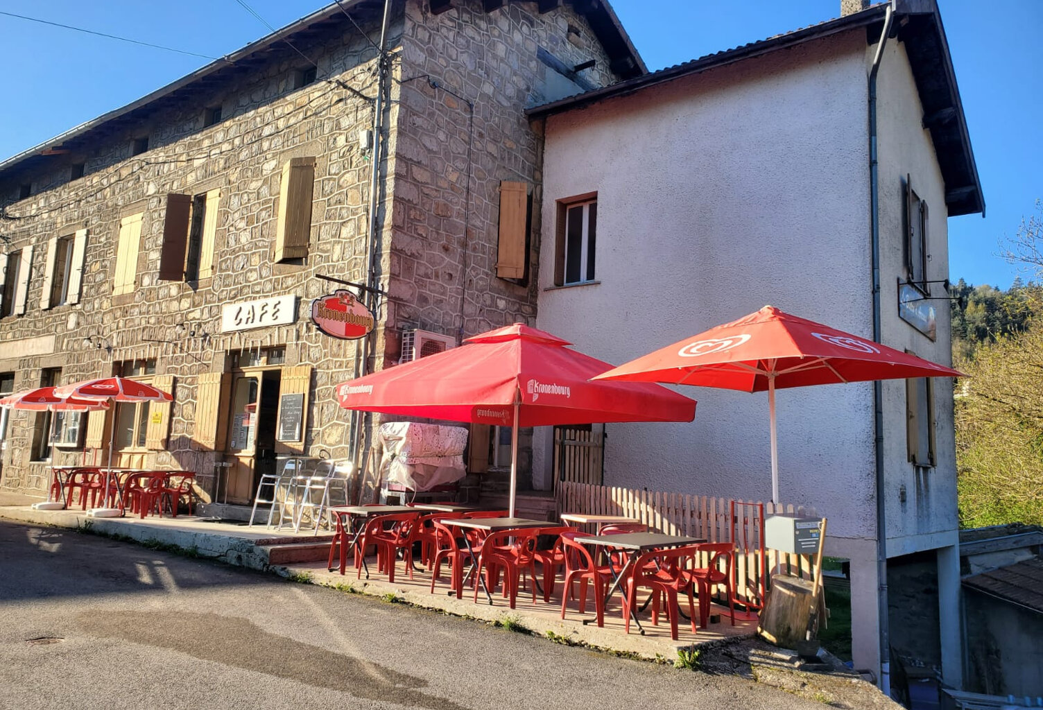 À vendre à Arcens (Ardèche) — Murs et fonds de commerce : bar, restaurant, chambres d'hôtes — photo 1