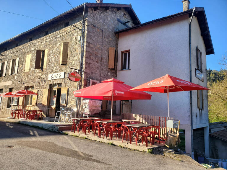 À vendre à Arcens (Ardèche) — Murs et fonds de commerce : bar, restaurant, chambres d'hôtes — photo 1