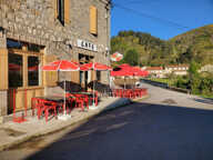 À vendre à Arcens (Ardèche) — Murs et fonds de commerce : bar, restaurant, chambres d'hôtes — photo 2