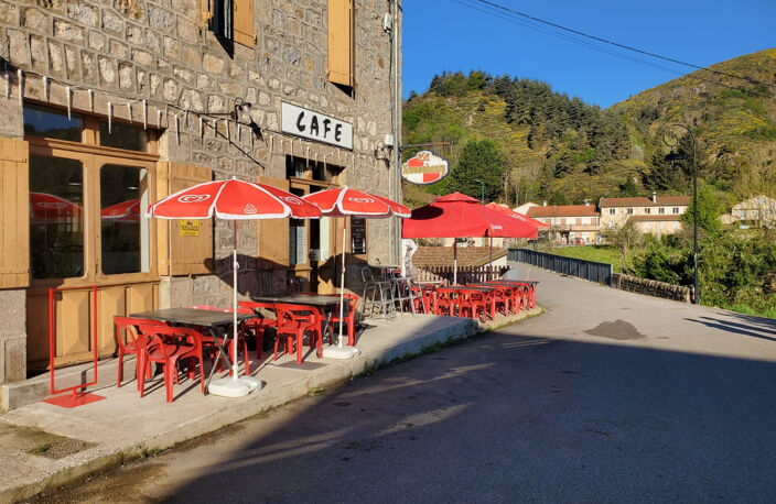 À vendre à Arcens (Ardèche) — Murs et fonds de commerce : bar, restaurant, chambres d'hôtes — photo 2