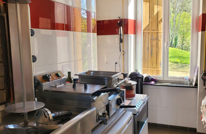 À vendre à Arcens (Ardèche) — Murs et fonds de commerce : bar, restaurant, chambres d'hôtes — photo 3