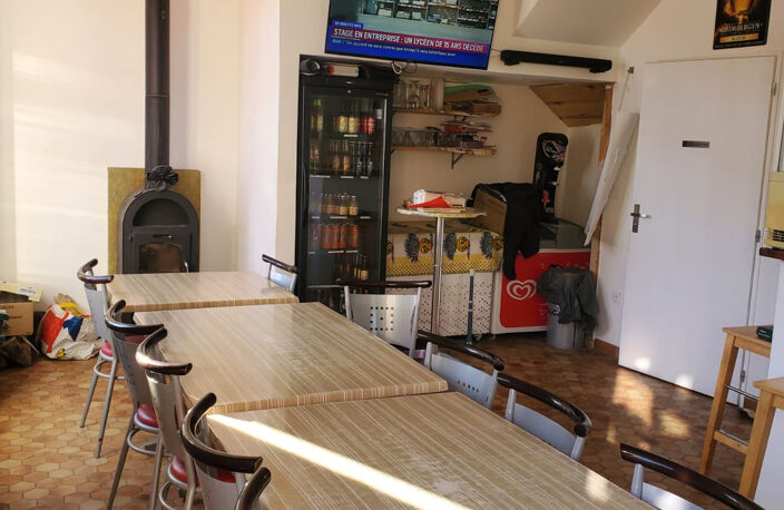 À vendre à Arcens (Ardèche) — Murs et fonds de commerce : bar, restaurant, chambres d'hôtes — photo 5