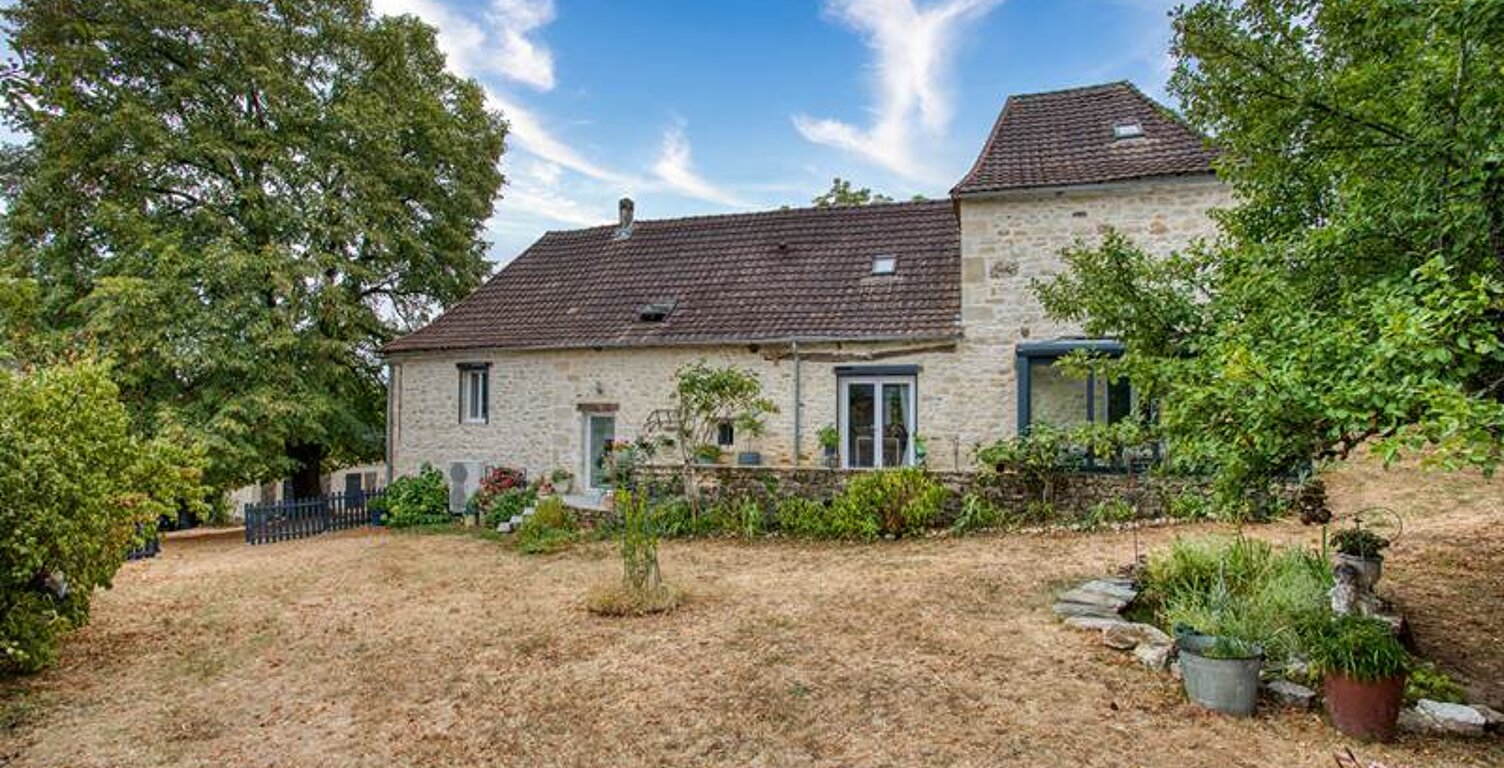 Maison en pierre de 9 pièces principales — photo 1