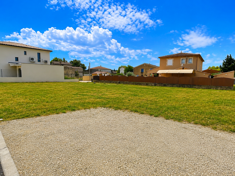 Terrain constructible de 594 m2 à Violès, 15 min d'Orange — photo 1