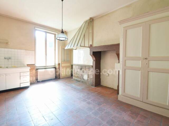*** EXCLUSIVITE *** GRANDE MAISON DE VILLE A RENOVER AVEC TERRAIN, PATIO ET DEPENDANCES *** BILLOM 63160 — photo du bien
