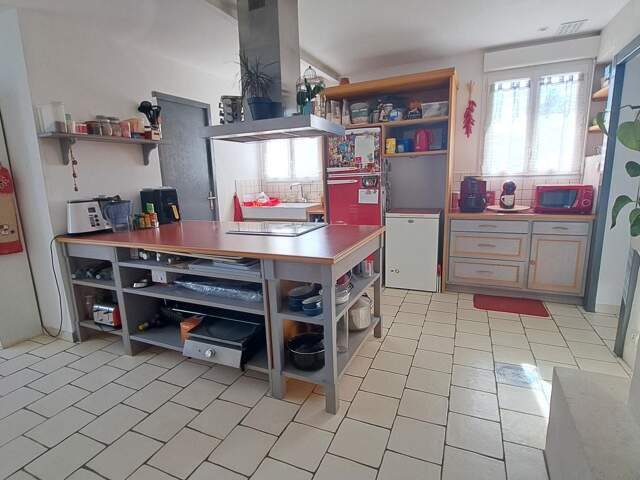 Maison ancienne 210 m² 5 chambres , beaux volumes à seulement 30 mn' de La Rochelle , 15 mn' de Rochefort , 18 mn' de Châtélaillon-plage et 8 mn' d' Aigrefeuille avec toutes les commodités ! — photo du bien
