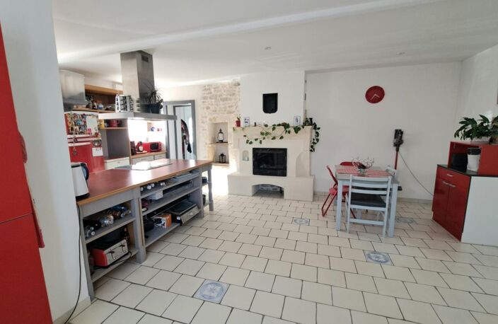 Maison ancienne 210 m² 5 chambres , beaux volumes à seulement 30 mn' de La Rochelle , 15 mn' de Rochefort , 18 mn' de Châtélaillon-plage et 8 mn' d' Aigrefeuille avec toutes les commodités ! — photo 2