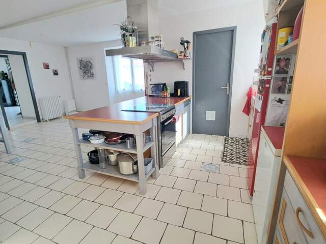 Maison ancienne 210 m² 5 chambres , beaux volumes à seulement 30 mn' de La Rochelle , 15 mn' de Rochefort , 18 mn' de Châtélaillon-plage et 8 mn' d' Aigrefeuille avec toutes les commodités ! — photo du bien