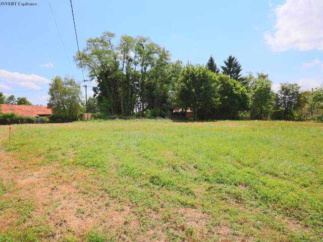 Terrain à vendre 610m² à FOISSIAT proche centre village (01) — photo du bien