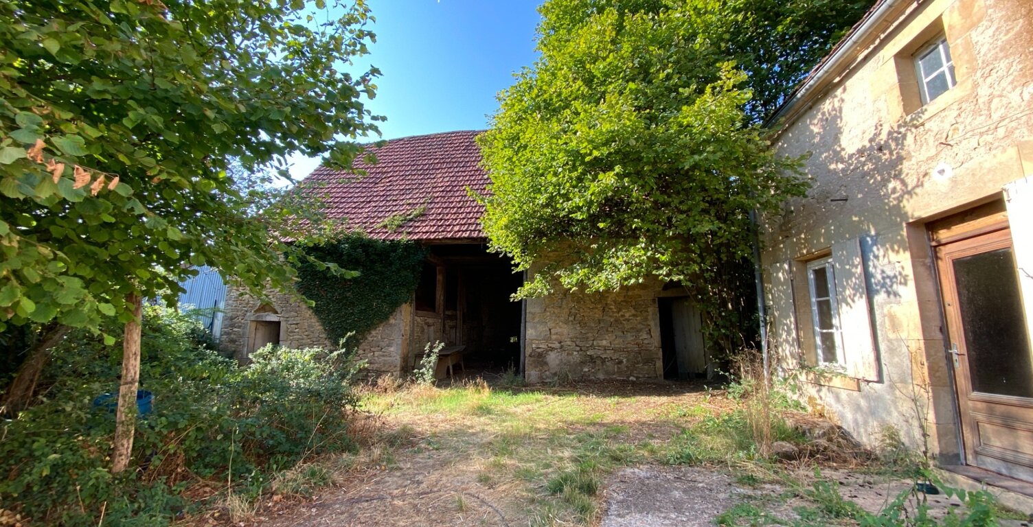 Maison à rénover avec grange et terrain — photo 1