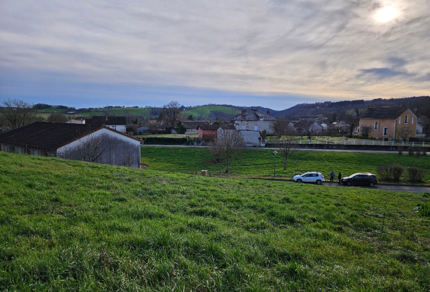Terrain à bâtir, tout proche du centre-ville de Maurs (15) — photo 1