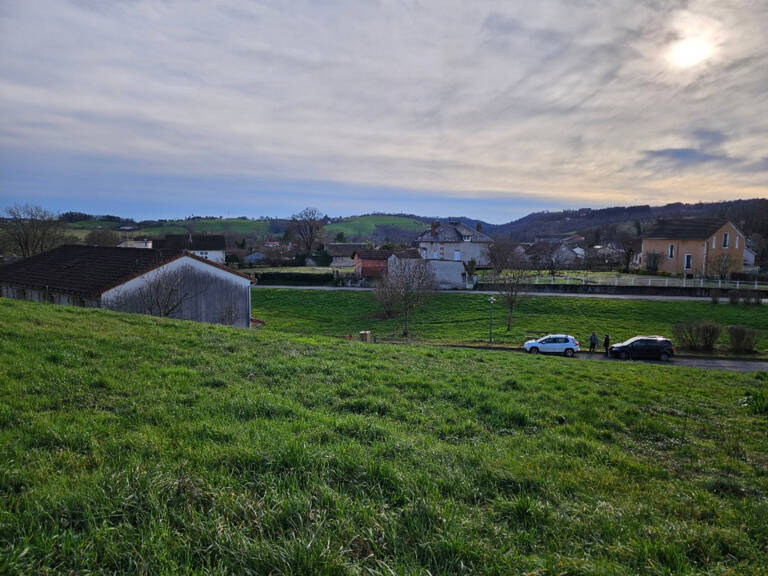 Terrain à bâtir, tout proche du centre-ville de Maurs (15) — photo 1