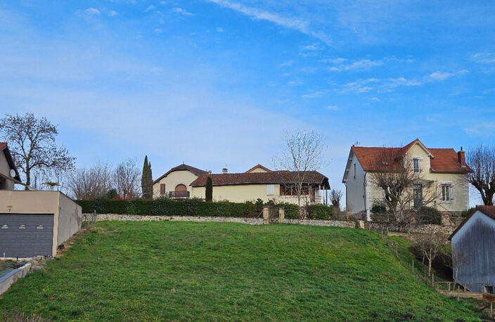Terrain à bâtir, tout proche du centre-ville de Maurs (15) — photo 2