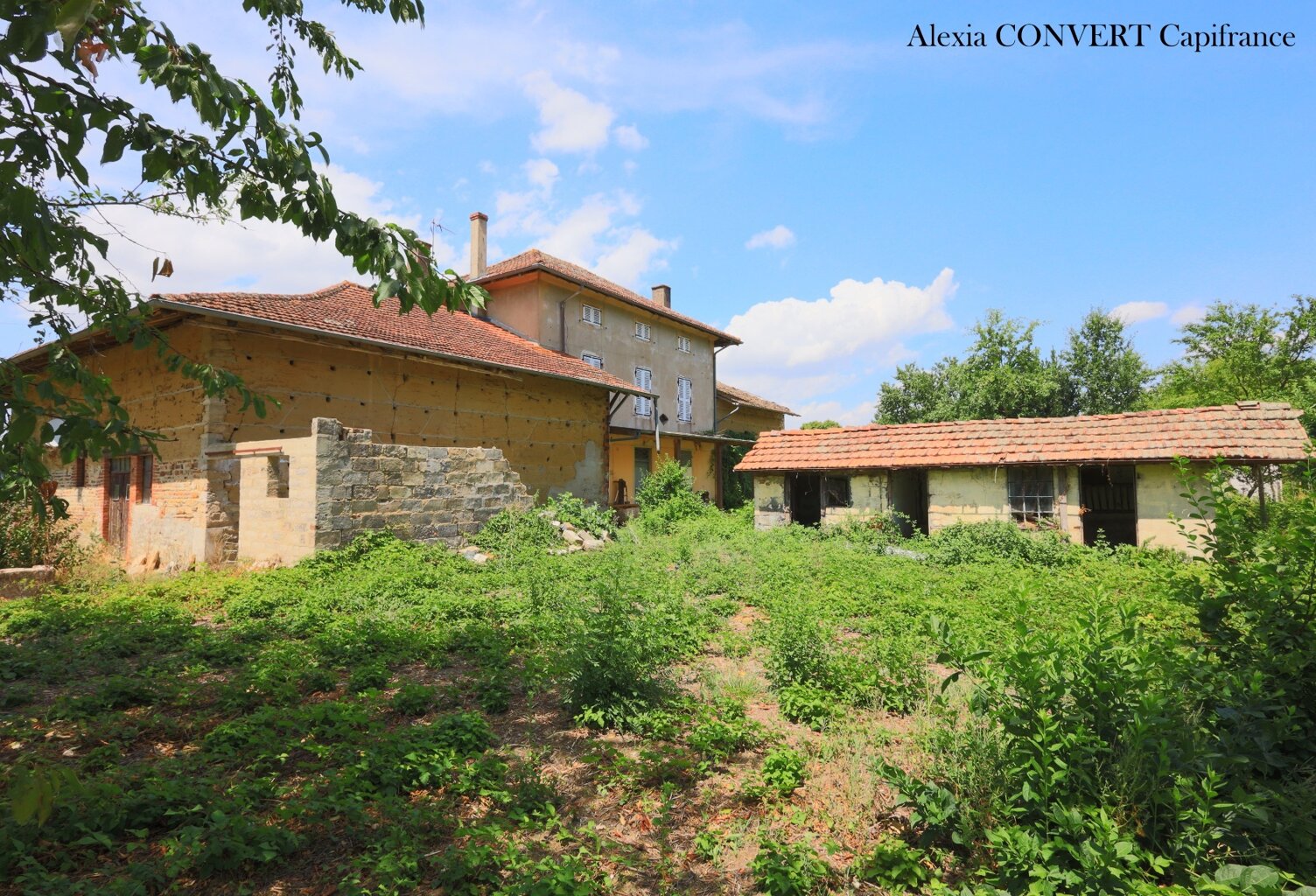 Dépendance 115m² avec 946m² de terrain proche centre village Foissiat — photo 1