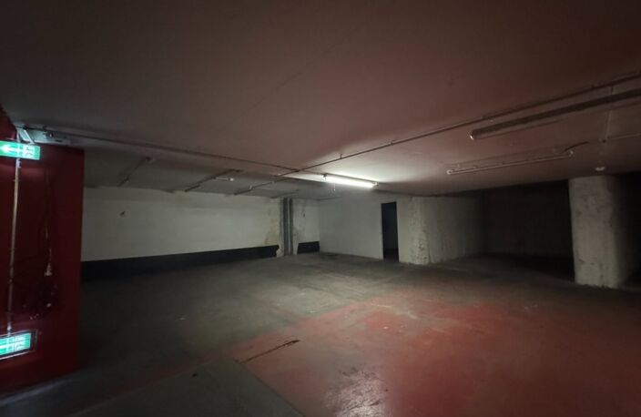 13 PARKINGS BOXES / LES BUREAUX DE LA COLINNE — photo 2