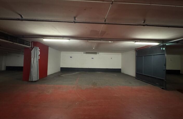 13 PARKINGS BOXES / LES BUREAUX DE LA COLINNE — photo 3