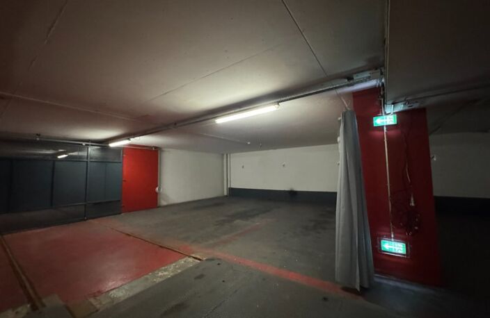 13 PARKINGS BOXES / LES BUREAUX DE LA COLINNE — photo 4
